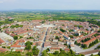 Palmanova, Udine, İtalya. O dönemin örnek bir takviye projesi 1593 'te, Aerial View' da ortaya kondu. 