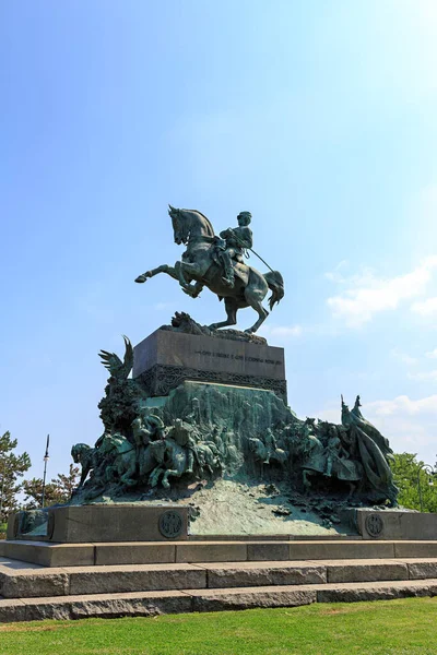 Turín, Itálie. Jezdecký pomník savojského Amedea z vévody Daosty (1845-1890). Byl vyroben Davidem Calandrou (1856-1915) a instalován v roce 1902 v parku Valentino — Stock fotografie