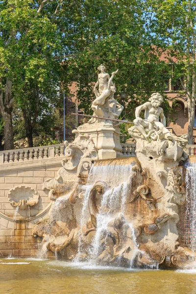 Turín, Itálie. Dvanáctiměsíční fontána je jedním z Valentinových — Stock fotografie