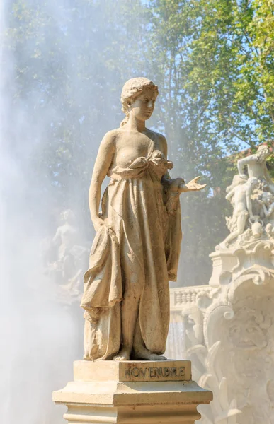 Turin, italien. Skulptur - November. Brunnen "12 Monate". ist eine — Stockfoto