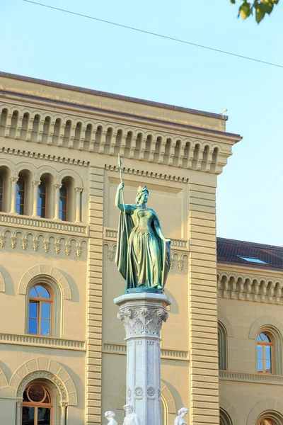 Berna, Svizzera. Fontana di Bernabrunnen è coronata da una Berna — Foto Stock