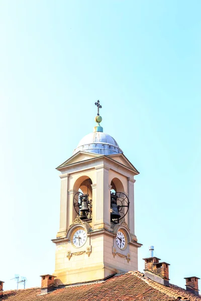 Turyn, Włochy. Piazza Gran Madre di Dio. Dzwonnica kościoła z — Zdjęcie stockowe