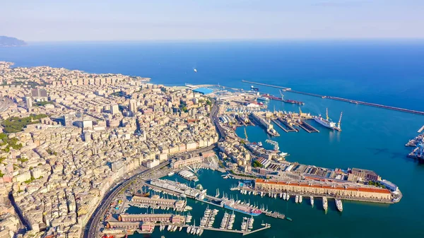 Génova, Italia. Parte central de la ciudad, vista aérea. Naves en el puerto, Vista aérea —  Fotos de Stock