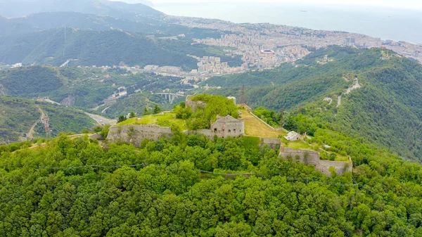 Génova, Itália. Forte Sperone é um ponto-chave das fortificações genovesas do século XIX e está localizado no topo da Mura Nuove. Vista de Génova, Vista Aérea — Fotografia de Stock