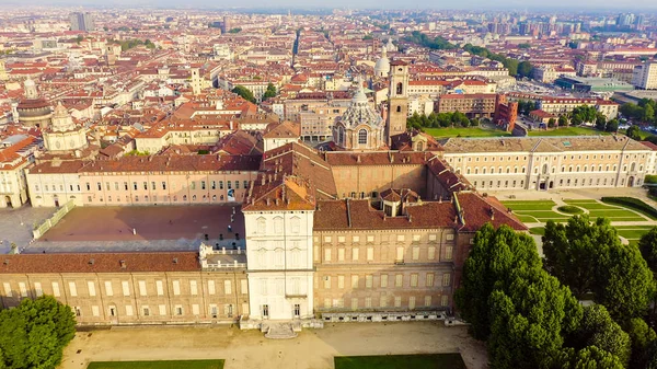 Torino, Olaszország. Királyi Palota Torinóban. Repülés a város felett. Történelmi központ, felülnézet, légi felvétel — Stock Fotó