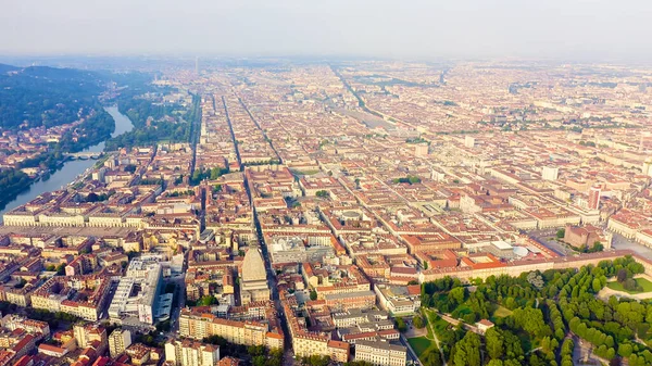 Turijn, Italië. Vlucht over de stad. Historisch centrum, bovenaanzicht, Uitzicht op de lucht — Stockfoto