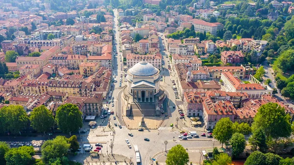Torino, İtalya. Şehrin üzerinde uçuş. Katolik Kilisesi Gran Madre Di Dio, Hava Görüntüsü — Stok fotoğraf
