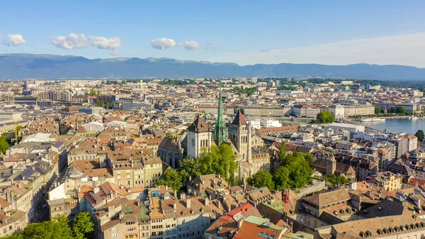 Genewa, Szwajcaria. Lot nad miastem. Katedra Genewska, widok z lotu ptaka — Zdjęcie stockowe