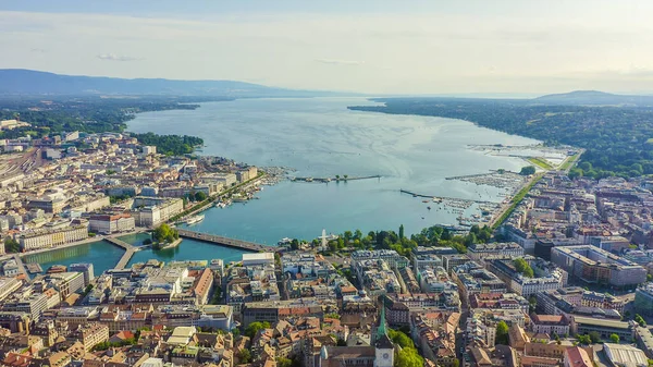 Genève, Zwitserland. Vlucht over het centrale deel van de stad. Meer van Genève, Uitzicht op de lucht — Stockfoto