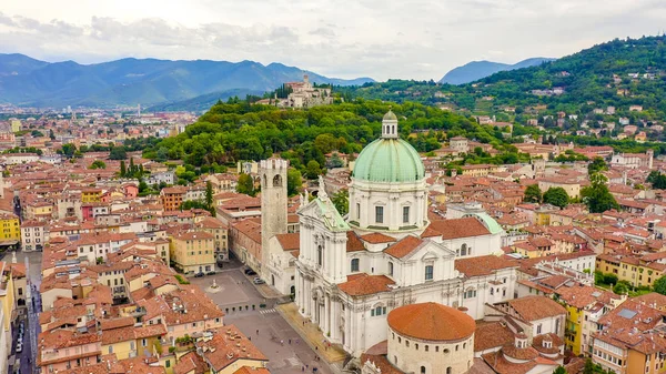 Brescia, İtalya. Santa Maria Assunta Katedrali. Bulutlu havada şehrin üzerinden uçmak, Hava Görünümü — Stok fotoğraf