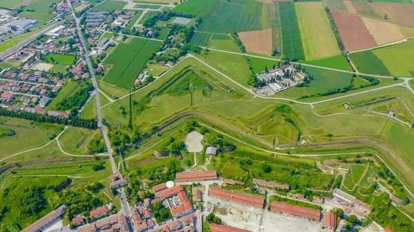 Palmanova, Udine, Italien. Ein beispielhaftes Befestigungsprojekt seiner Zeit wurde 1593 errichtet, Luftaufnahme — Stockfoto