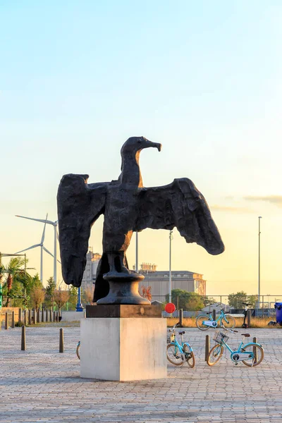 Antwerpen, Belgien: Plinys Sorrow. Monumentalt arbete av Johan Creten Flyttad till en ny plats nära Röda Stjärnlinjen Museum — Stockfoto