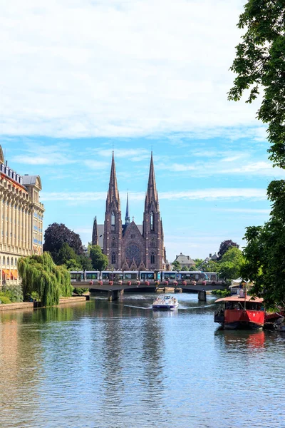 Estrasburgo, Francia - 5 de julio de 2019: Iglesia de San Pablo. Río Ile — Foto de Stock