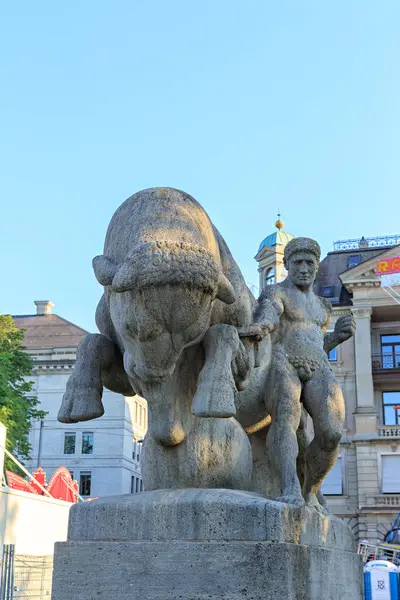 Zurich, Suiza - 6 de julio de 2019: Geiserbrunnen - El monumento — Foto de Stock
