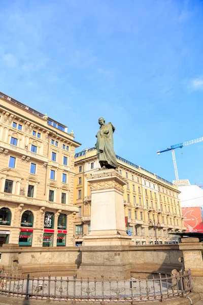 Milán, Italia - 7 de julio de 2019: Monumento al poeta italiano Giusep — Foto de Stock