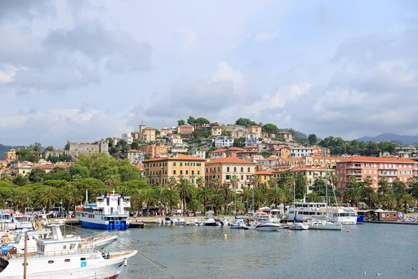 La Spezia, Italia - 9 de julio de 2019: Barco en el puerto. Vista de la h — Foto de Stock