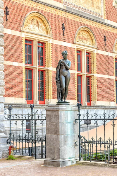 Ámsterdam, Países Bajos - 30 de junio de 2019: Una estatua de mujer desnuda en c —  Fotos de Stock