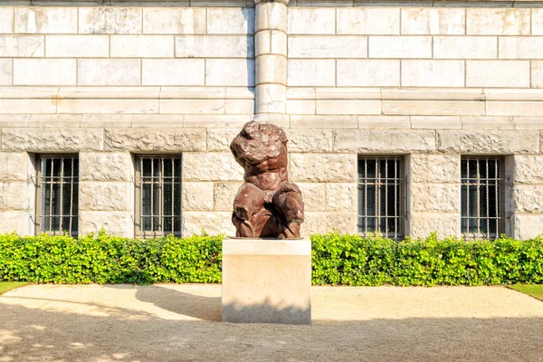 Amsterdam, Niederlande - 30. Juni 2019: Bronzeskulptur eines — Stockfoto