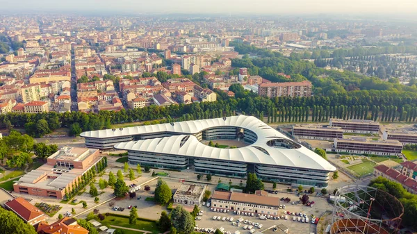 Turin, Italien - 12. Juli 2019: Universität Turin - Campus Luigi Einaudi. Flug über die Stadt. Draufsicht, Luftaufnahme — Stockfoto