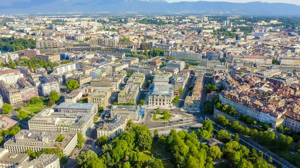Ginevra, Svizzera - 13 luglio 2019: Volo sulla parte centrale della città. Grand Theater di Ginevra, Veduta aerea — Foto Stock
