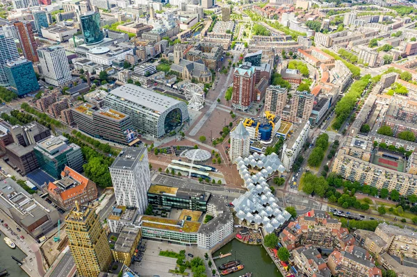 Rotterdam, Hollandia - 2019. július 1.: Kubai házak, Markthol, R — Stock Fotó