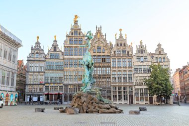 Antwerp, Belçika - 2 Temmuz 2019: Brabo Fountain Grand Place