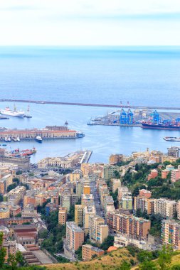 Cenova, İtalya - 11 Temmuz 2019: Bulutlu havada Ceneviz Limanı. Evet.