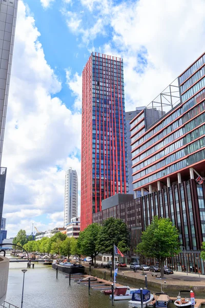 Rotterdam, Holanda - 1 de julho de 2019: The Red Apple - havensted — Fotografia de Stock