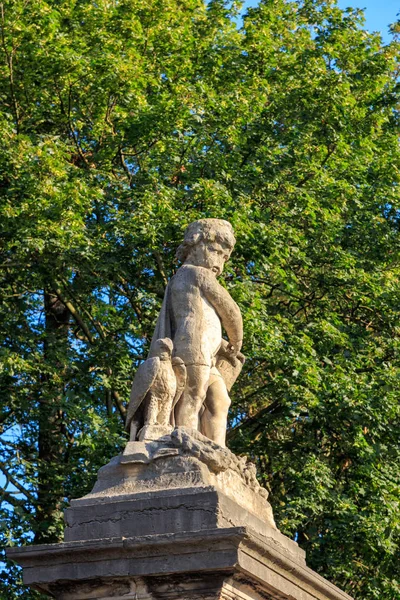 Brusel, Belgie - 3. července 2019: Socha chlapce v parku — Stock fotografie