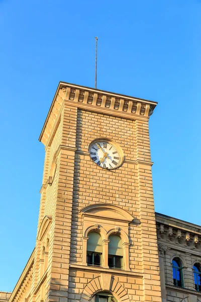 Zurique, Suíça - 6 de julho de 2019: Torre do relógio no passeio — Fotografia de Stock