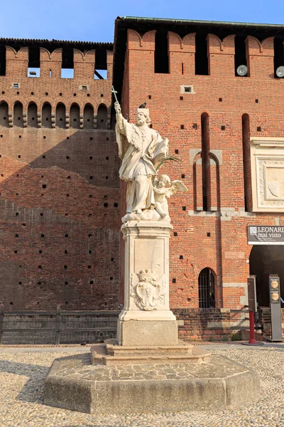 Milão, Itália - 7 de julho de 2019: Castello Sforzesco. Monumento a San — Fotografia de Stock