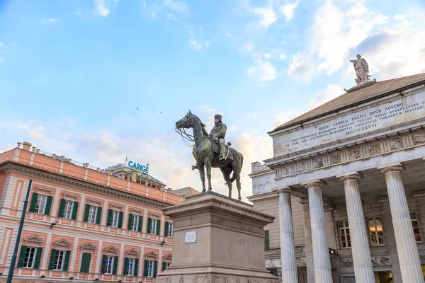 Genua, Italië - 11 juli 2019: Monument Garibaldi. Theater Carlo — Stockfoto