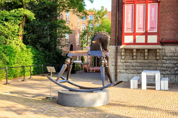 Amsterdam, Netherlands - June 30, 2019: Sculpture near the Moco — 스톡 사진