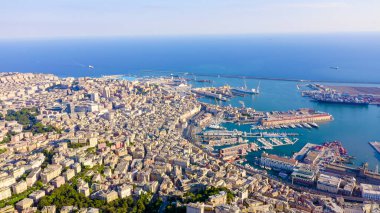 Ceneviz, İtalya. Şehrin merkezi, hava manzaralı. Limanda gemiler, Hava Görüntüsü 