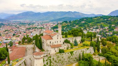 Brescia, İtalya. Castello di Brescia. Bulutlu havada şehrin üzerinden uçmak, Hava Görünümü 