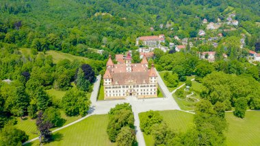 Graz, Avusturya. Eggenberg Sarayı (Schloss Eggenberg) - Styria 'nın en büyük aristokratik konutu Dünya Mirası olarak listelenmiştir. İnşaat 1646 'da tamamlandı, Aerial View 