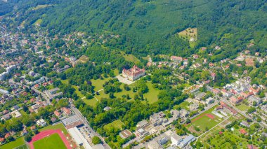 Graz, Avusturya. Eggenberg Sarayı (Schloss Eggenberg) - Styria 'nın en büyük aristokratik konutu Dünya Mirası olarak listelenmiştir. İnşaat 1646 'da tamamlandı, Aerial View 