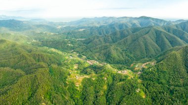 İtalya. Dağlar ormanla kaplı. Liguria bölgesinde yer almaktadır.