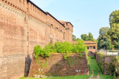 Milan, İtalya. Castello Sforzesco. Hendek ve duvar. Rönesans için