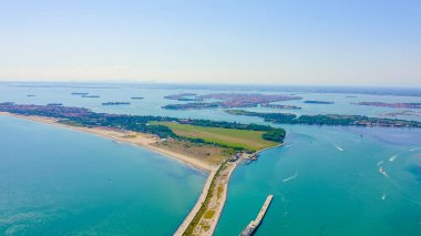 Venedik, İtalya. Venedik 'in genel manzarası ve adaları. Venedik gölü. Açık güneşli hava, Hava Görünümü 