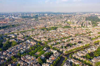 Amsterdam, Hollanda. Gökyüzünden şehrin panoraması. Özet