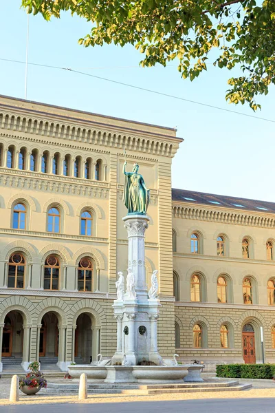 Bern, Svájc. Bernabrunnen szökőkutat Berne koronázza. — Stock Fotó