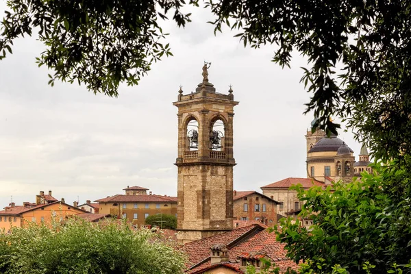 Bérgamo, Italia. Techos de casas. Templos e Iglesias. La campana — Foto de Stock