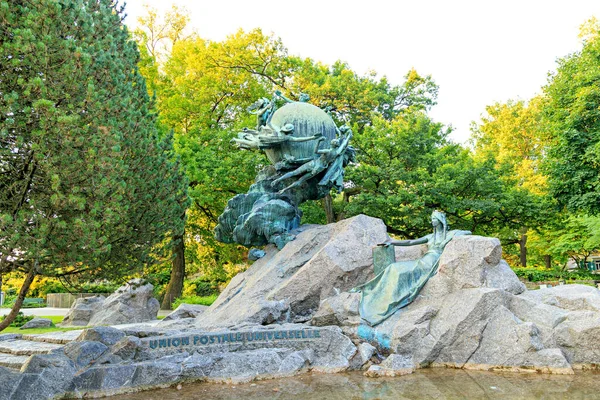 Im schweizerischen Bern. Denkmal Weltpostunion. Schöpfer von t — Stockfoto