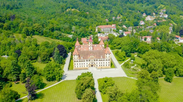 Graz, Áustria. Eggenberg Palace (Schloss Eggenberg) - a maior residência aristocrática da Estíria está listada como Patrimônio Mundial. A construção foi concluída em 1646, vista aérea — Fotografia de Stock