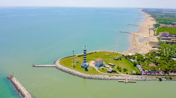 Italia, Jesolo. Light House Faro di Piave Vecchia. Lido di Jesolo, es la zona de playa de la ciudad de Jesolo en la provincia de Venecia, Vista Aérea — Foto de Stock