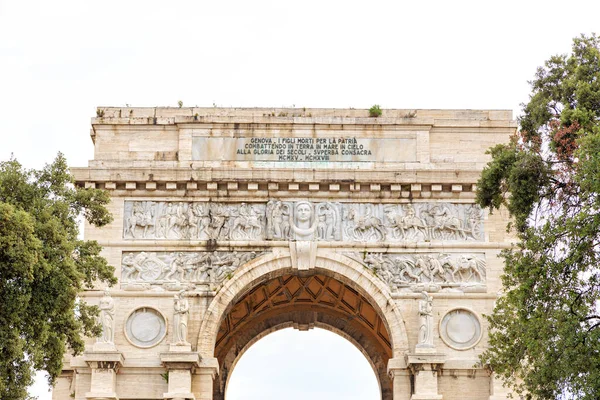 Italie, Gênes. Arc de Victoire. Texte en EN : GENOA. LES SONS MORTS — Photo
