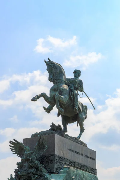 Turin, italien. Reiterdenkmal des Amedeo von Savoia des Herzogs Daosta (1845-1890). Es wurde von David Calandra (1856-1915) angefertigt und im Park Valentino installiert — Stockfoto