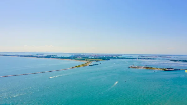 Venecia, Italia. Vista general de la ciudad y las islas de Venecia. Laguna veneciana. Clima claro y soleado, Vista aérea — Foto de Stock