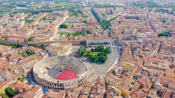 Verona, İtalya. Tarihi şehir merkezinin üzerinde uçuyor. Arena di Verona, yaz, Hava Manzarası — Stok fotoğraf